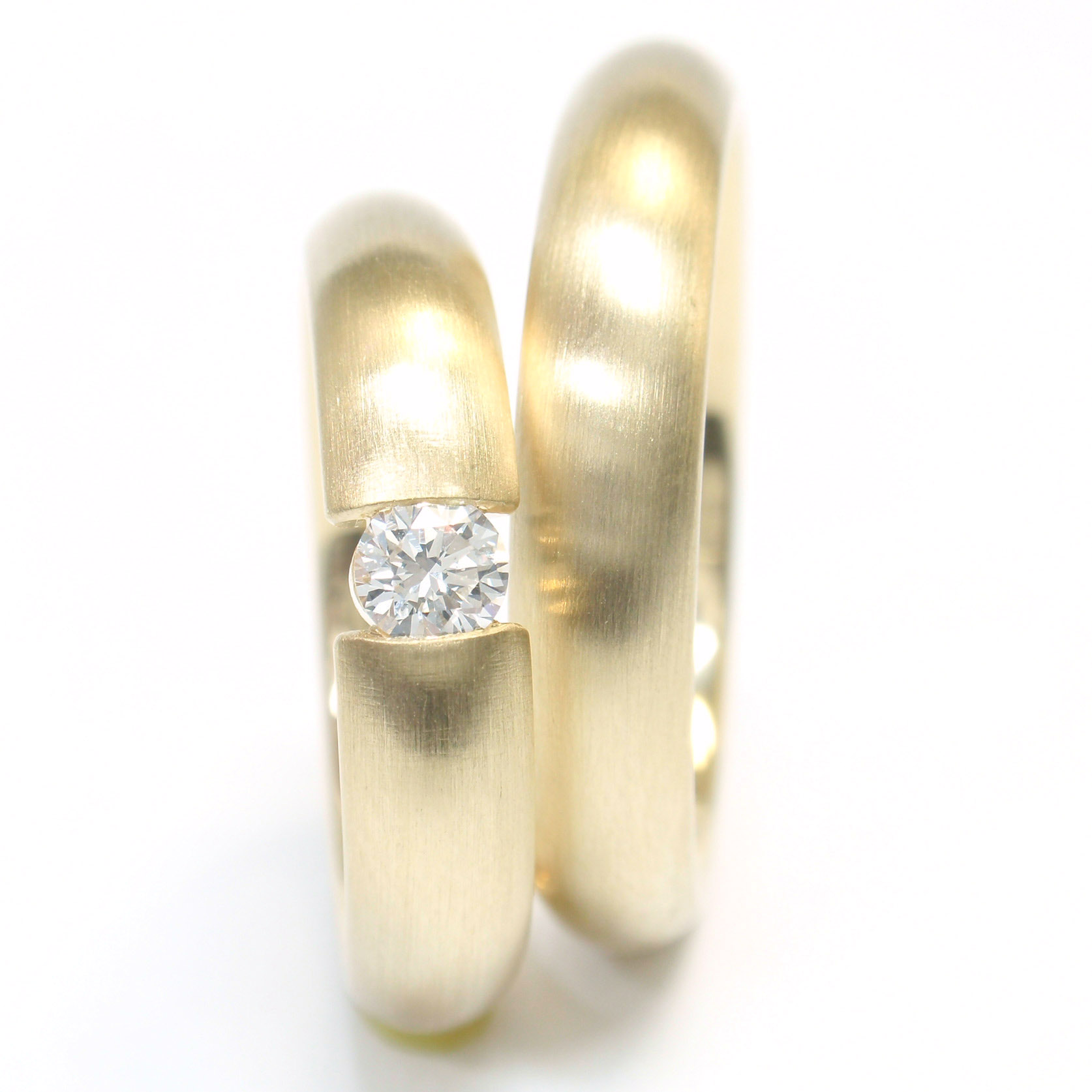 Trauringe in Spannring-Optik Trauringe in Spannring-Optik