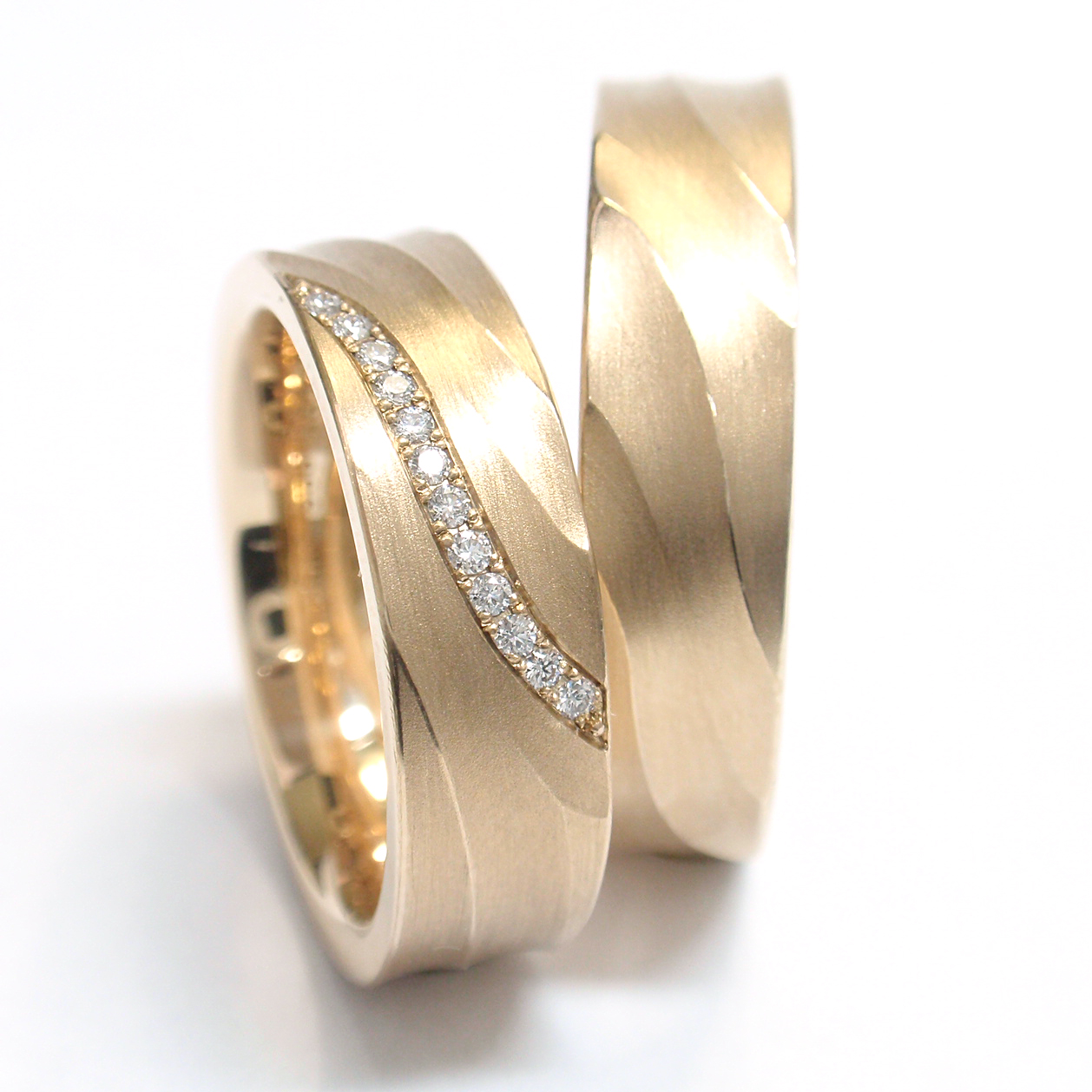 Strukturierte Trauringe von Fischer in Apricot-Gold Strukturierte Trauringe von Fischer in Apricot-Gold