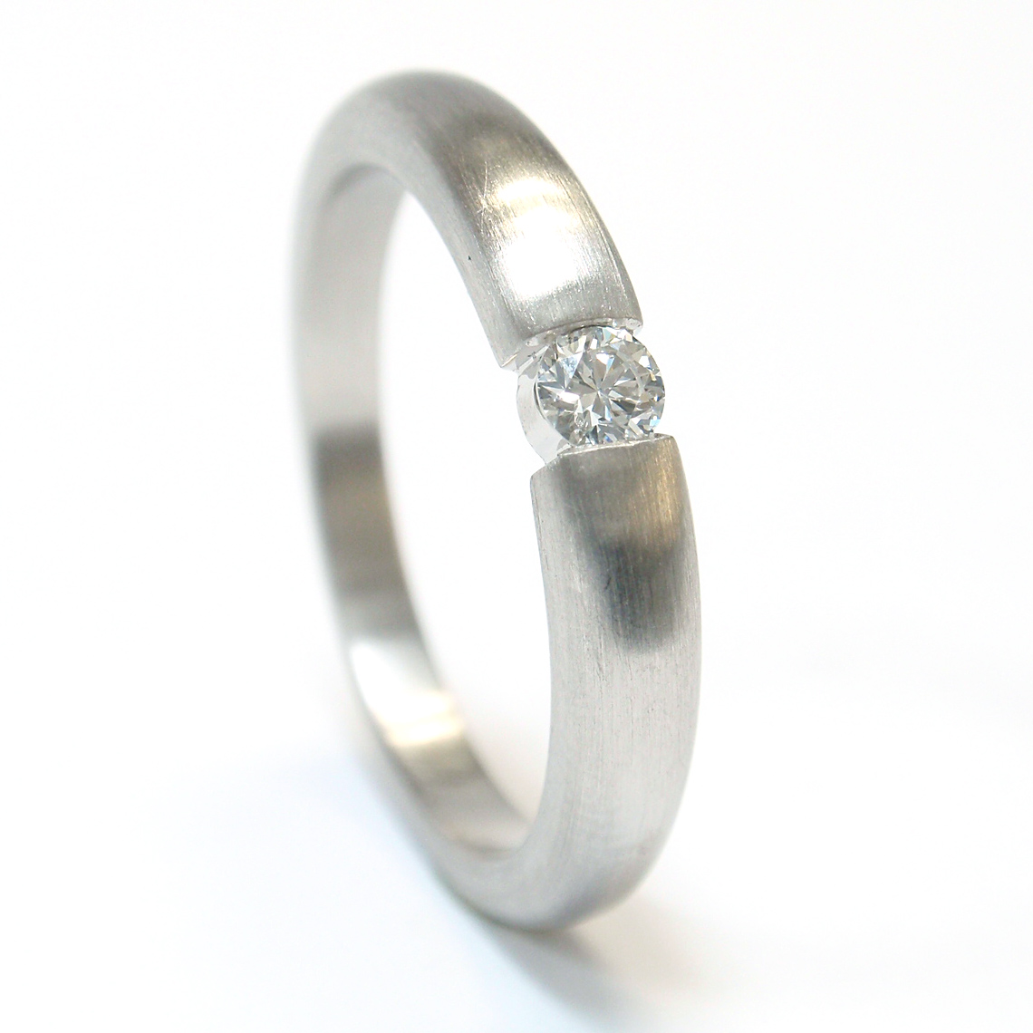 Platinring im Spannring-Design Platinring im Spannring-Design