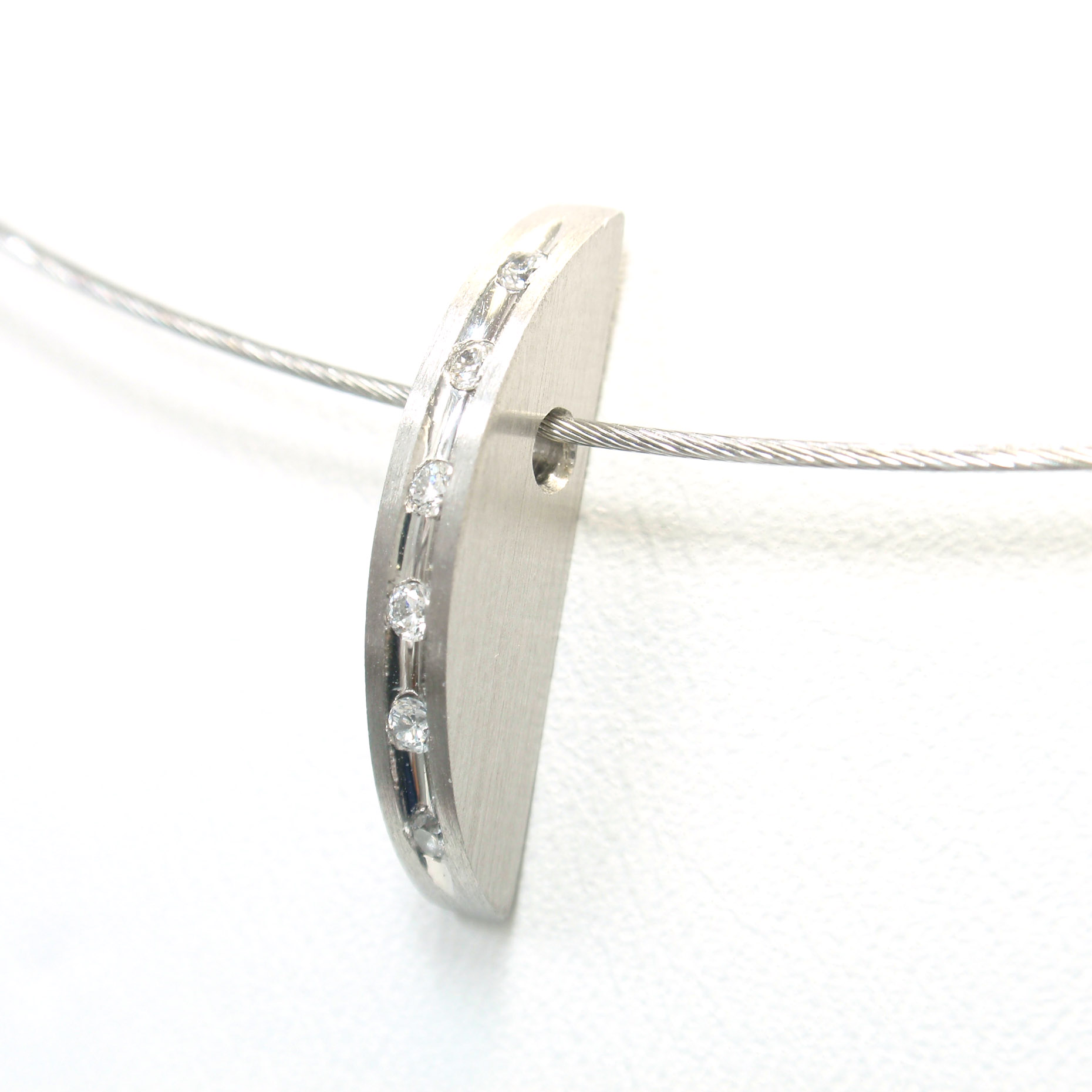 Moderner Halsreif aus Platin Moderner Halsreif aus Platin