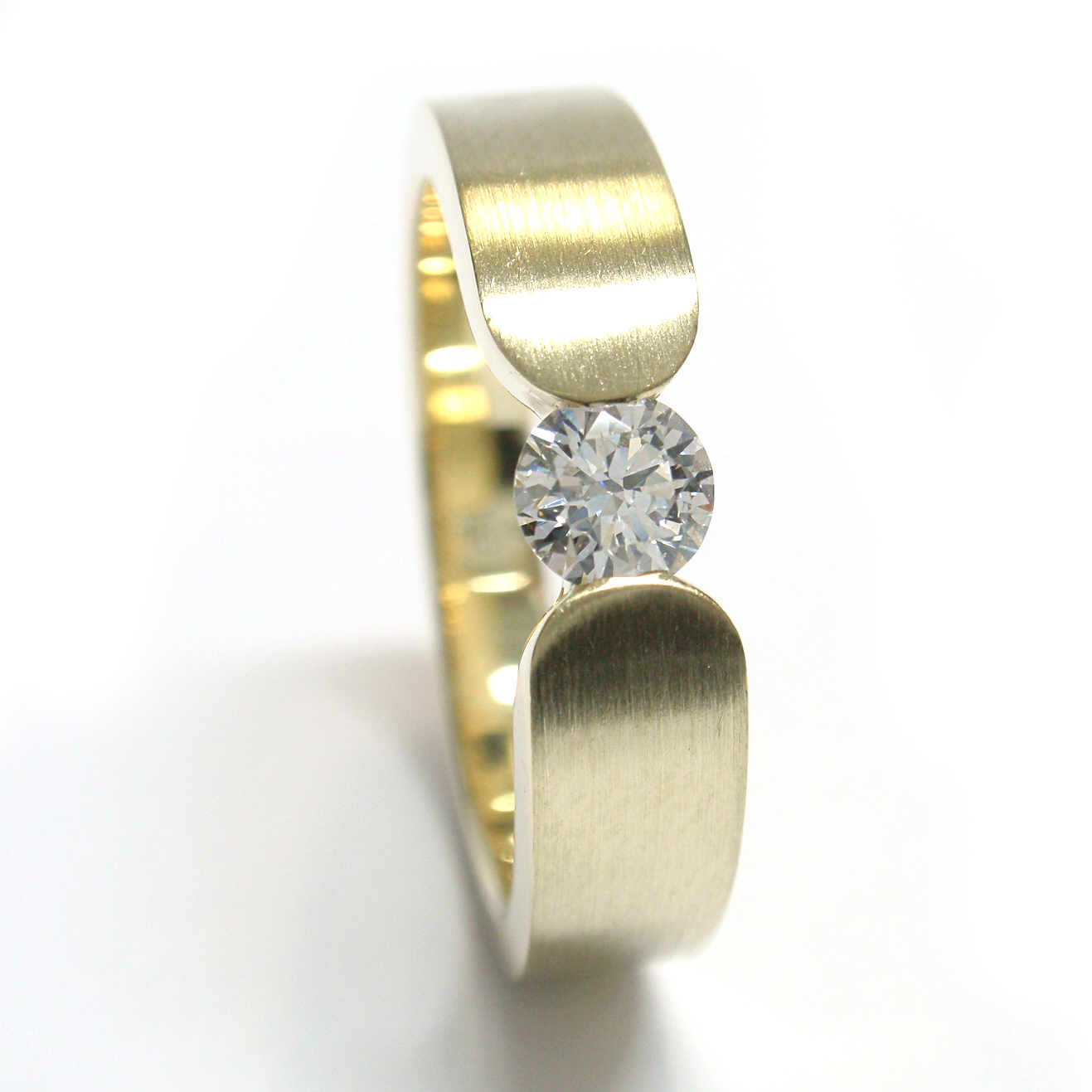 Damenring-Verlobungsring im Spannring-Design Damenring-Verlobungsring im Spannring-Design