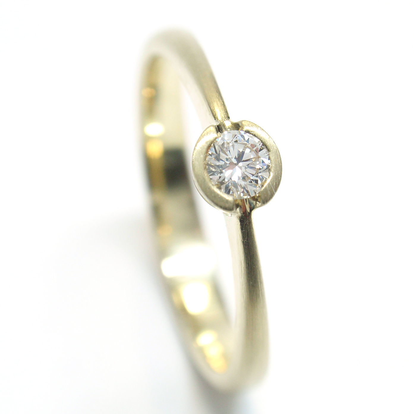 Damenring-Verlobungsring mit klassischer Verlaufsschiene Damenring-Verlobungsring mit klassischer Verlaufsschiene