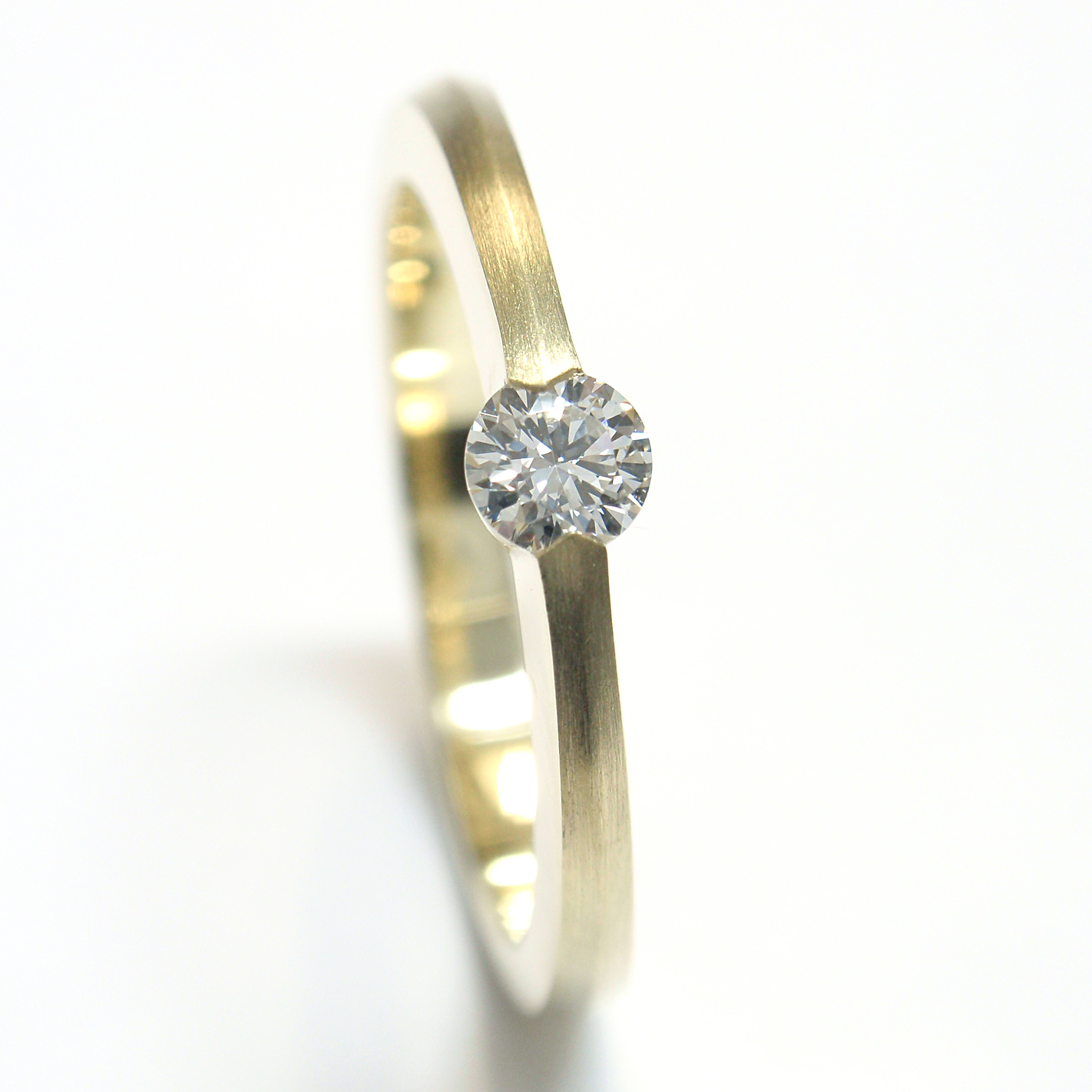 Damenring-Verlobungsring im geradlinig schlichten Design Damenring-Verlobungsring im geradlinig schlichten Design