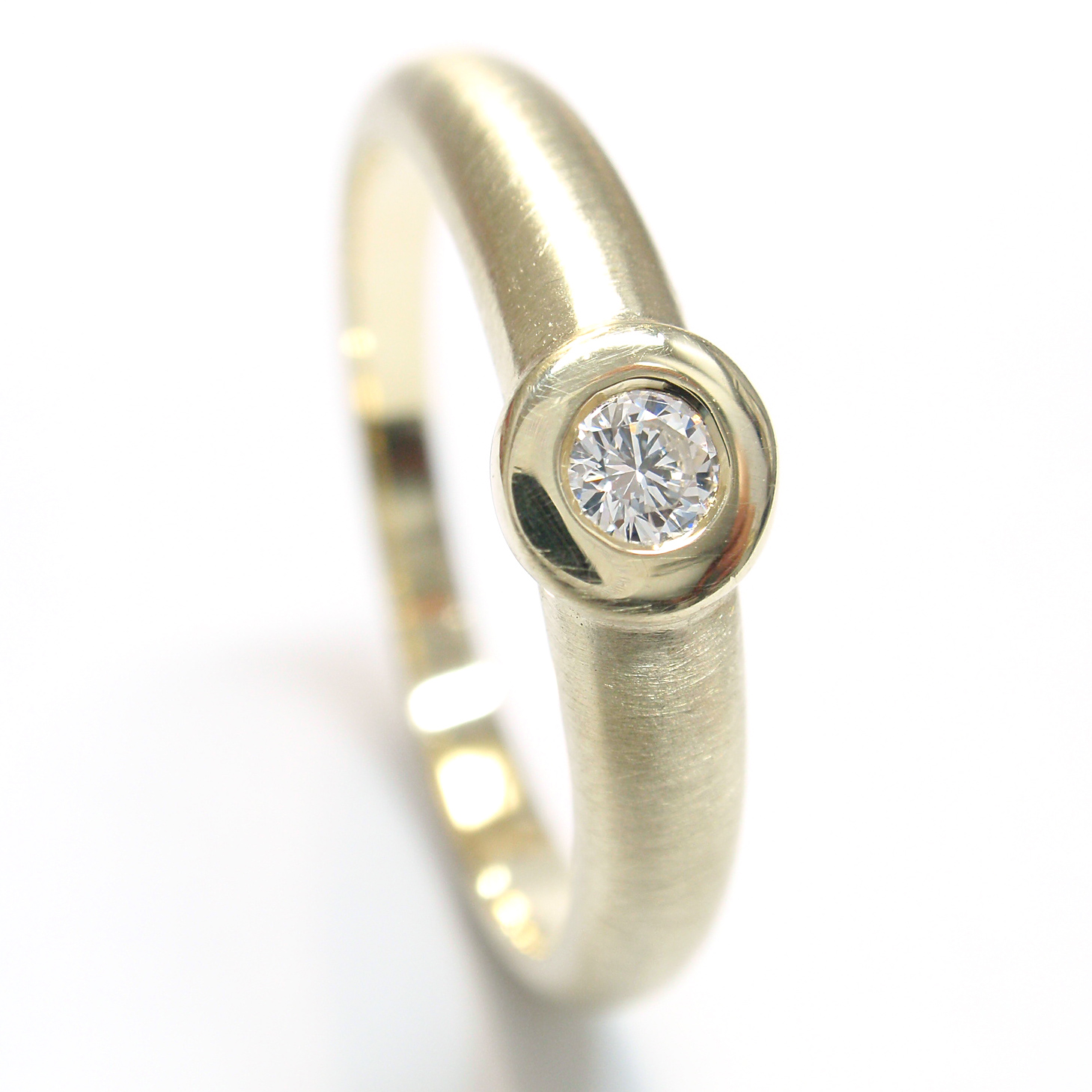 Verlobungsring mit abgesetzter Zargenfassung Verlobungsring mit abgesetzter Zargenfassung