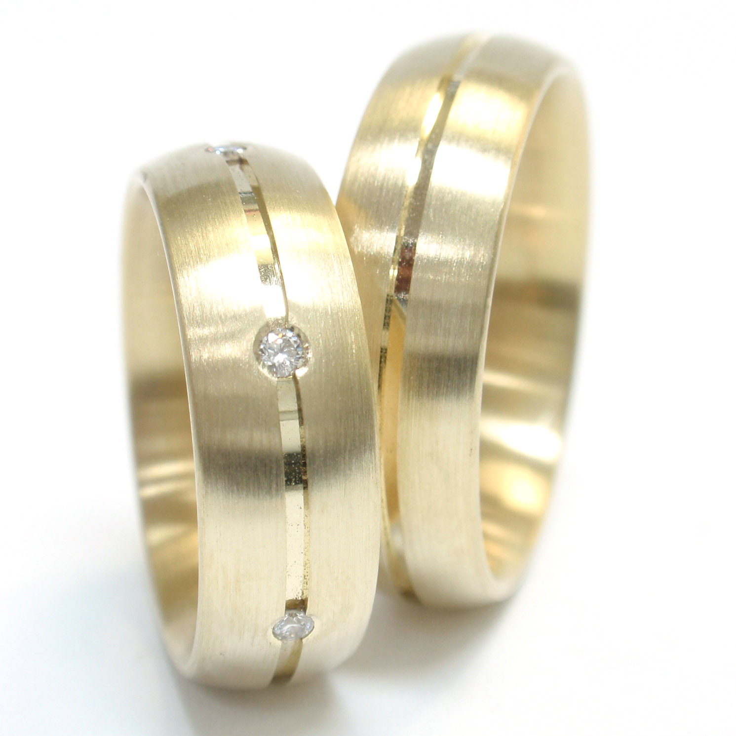 Gelbgold-Trauringe mit Viereck-Glanzfuge Gelbgold-Trauringe mit Viereck-Glanzfuge