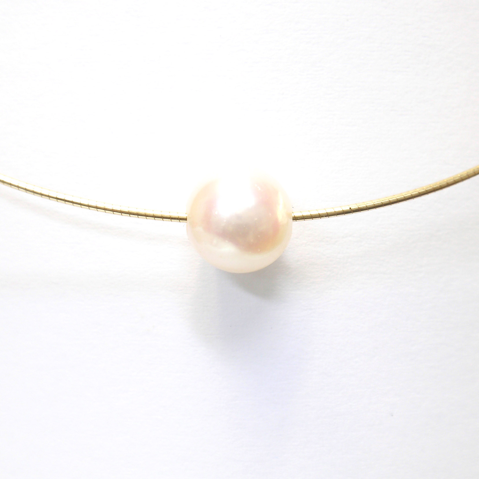 Gelbgold-Halsreif mit Akoyaperle Gelbgold-Halsreif mit Akoyaperle