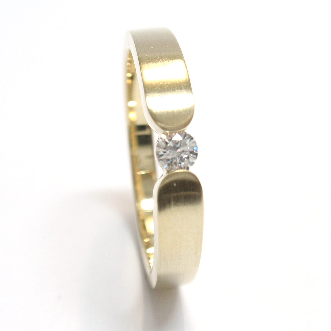 Verlobungsring im Spannring-Design Verlobungsring im Spannring-Design