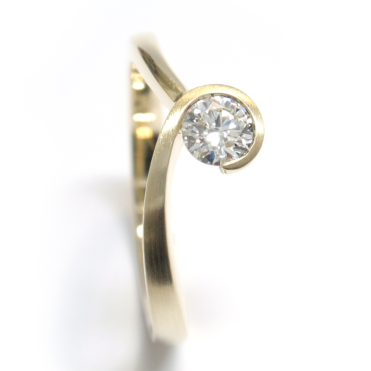 Damenring mit Schwung Damenring mit Schwung