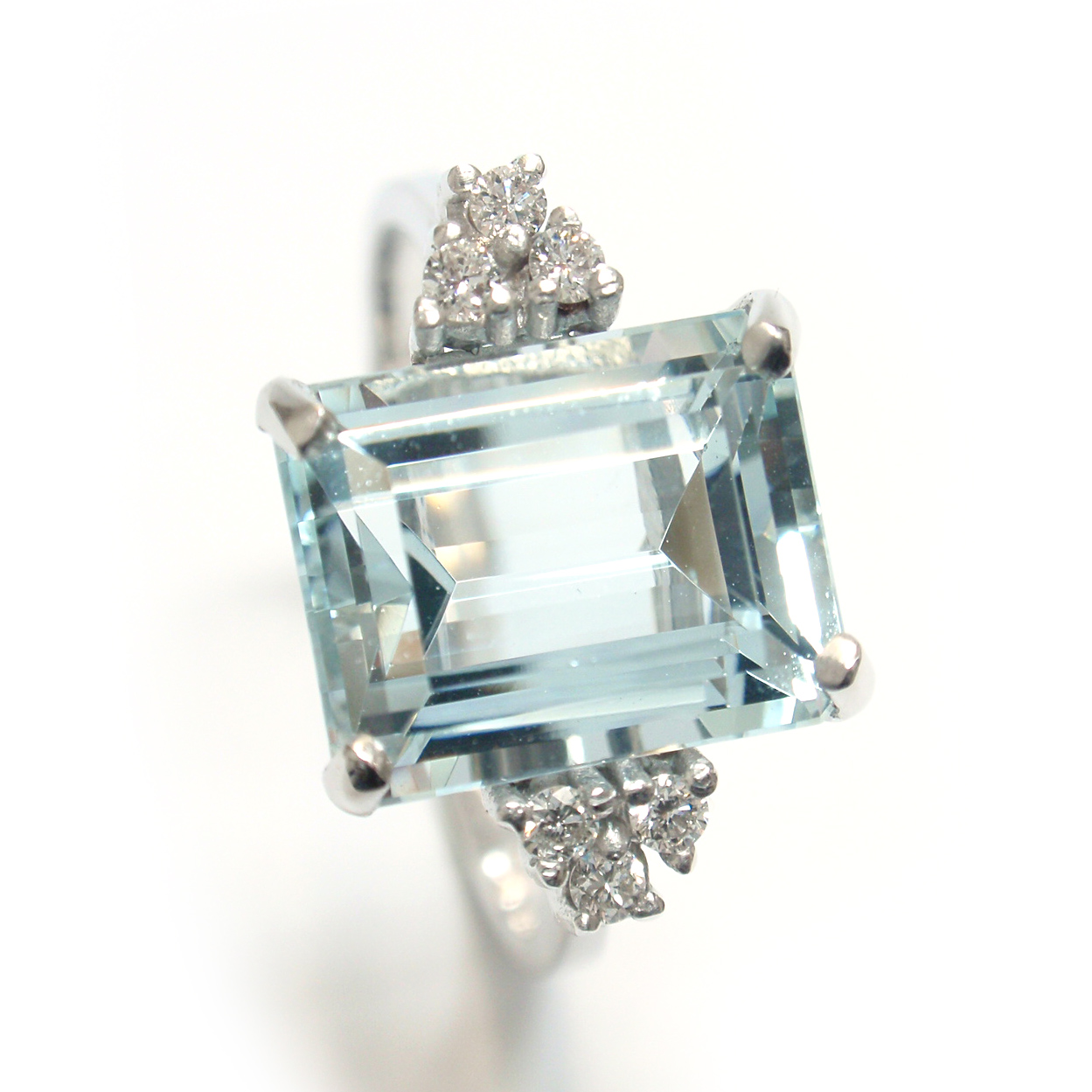 Damenring-Verlobungsring mit Aquamarin Damenring-Verlobungsring mit Aquamarin