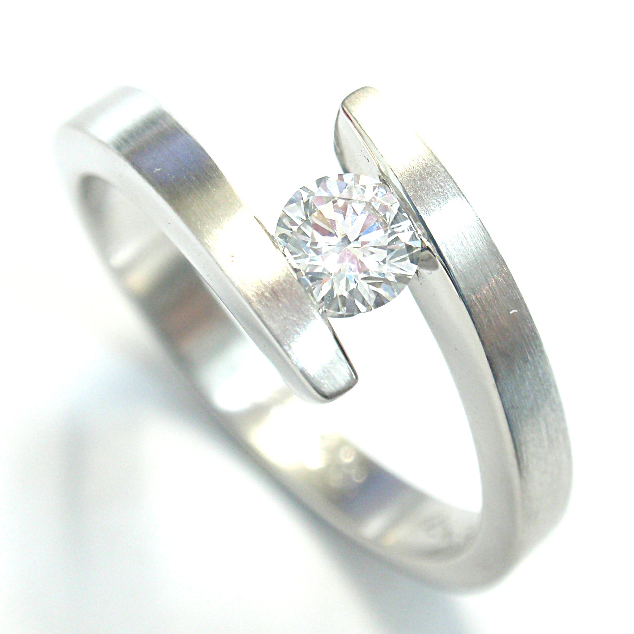 Ausgefallener Platinring im Spannring-Design Ausgefallener Platinring im Spannring-Design