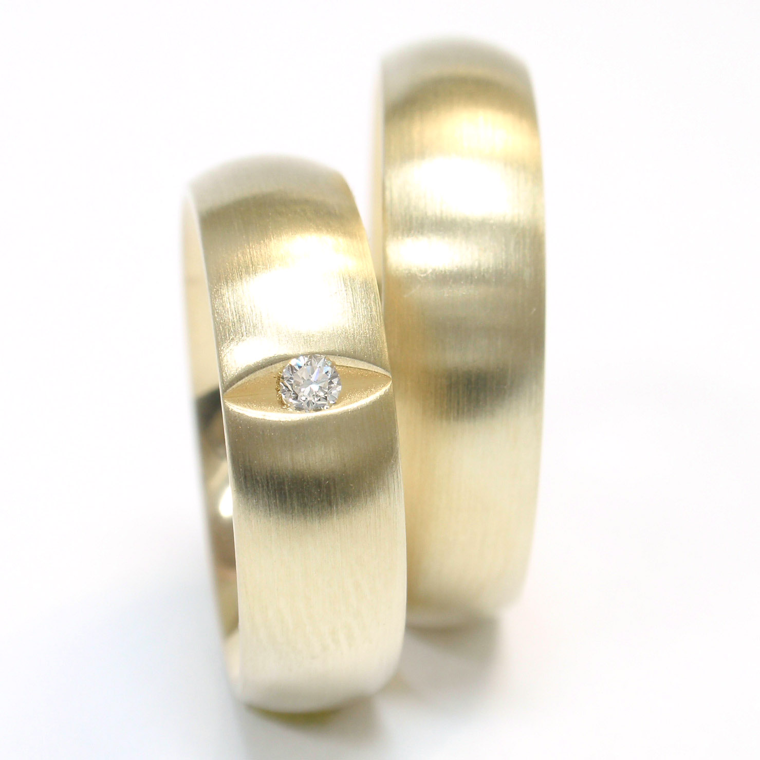 Bombierte Trauringe aus Gelbgold Bombierte Trauringe aus Gelbgold