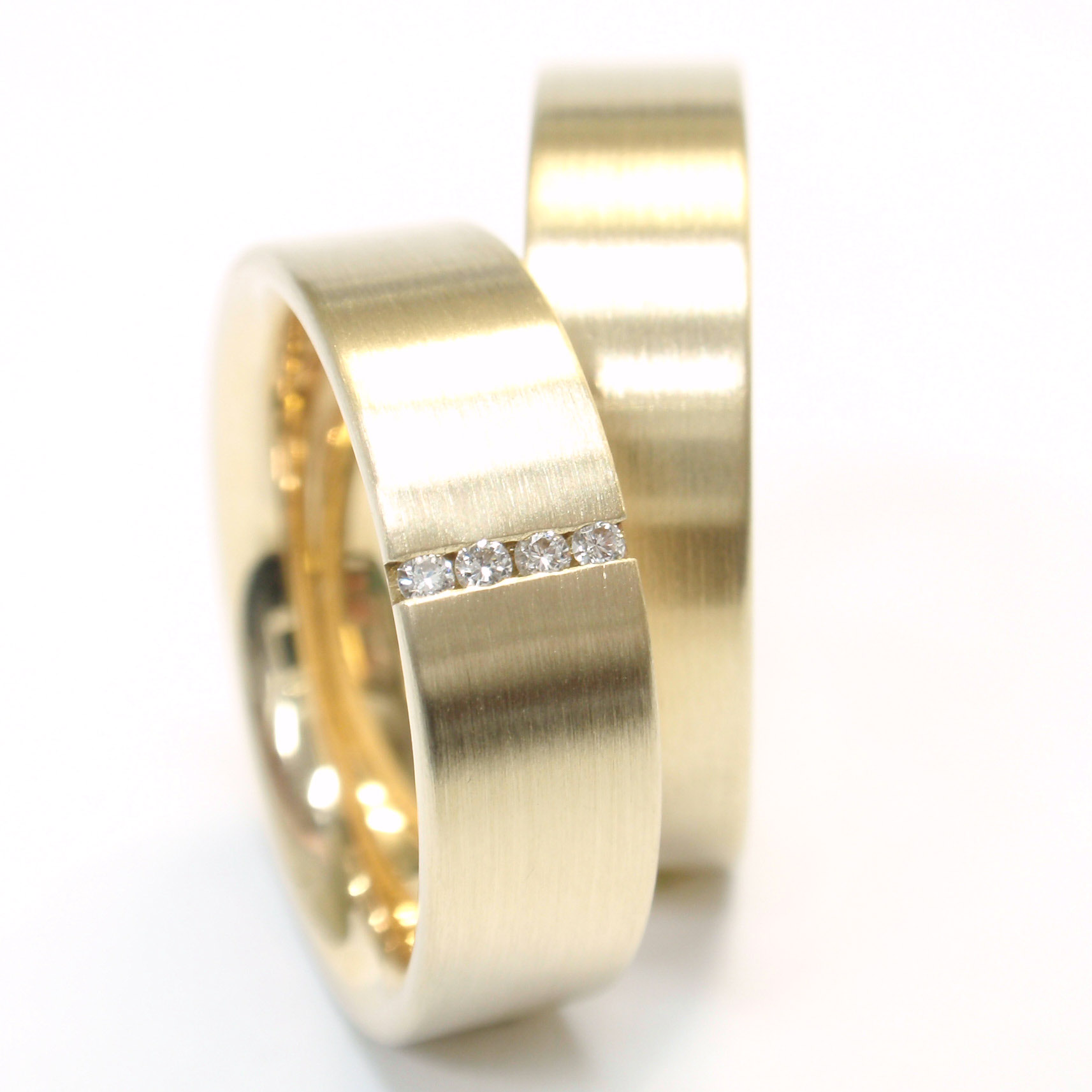 Geradlinige Trauringe aus Gelbgold Geradlinige Trauringe aus Gelbgold