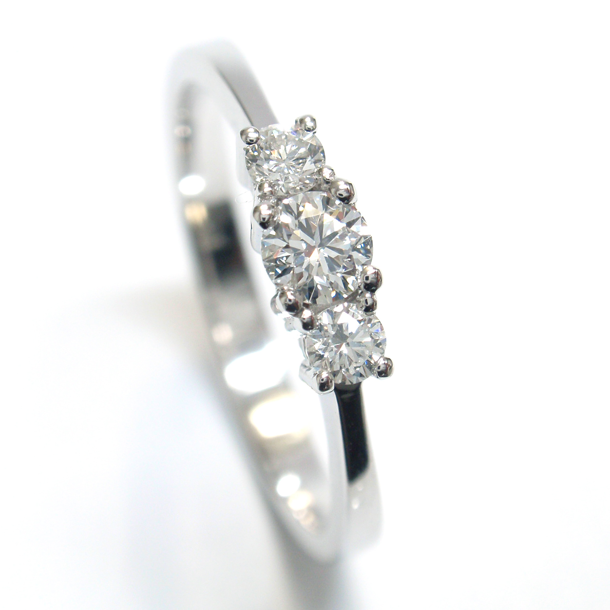 Damenring mit Brillant-Trilogie Damenring mit Brillant-Trilogie