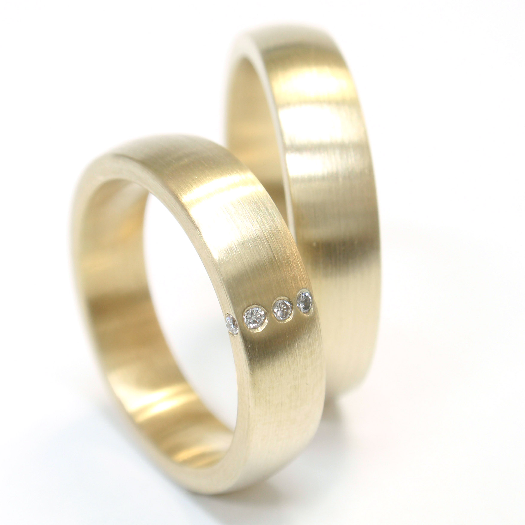 Trauring mit zusätzlich seitlichen Brillianten Trauring mit zusätzlich seitlichen Brillianten