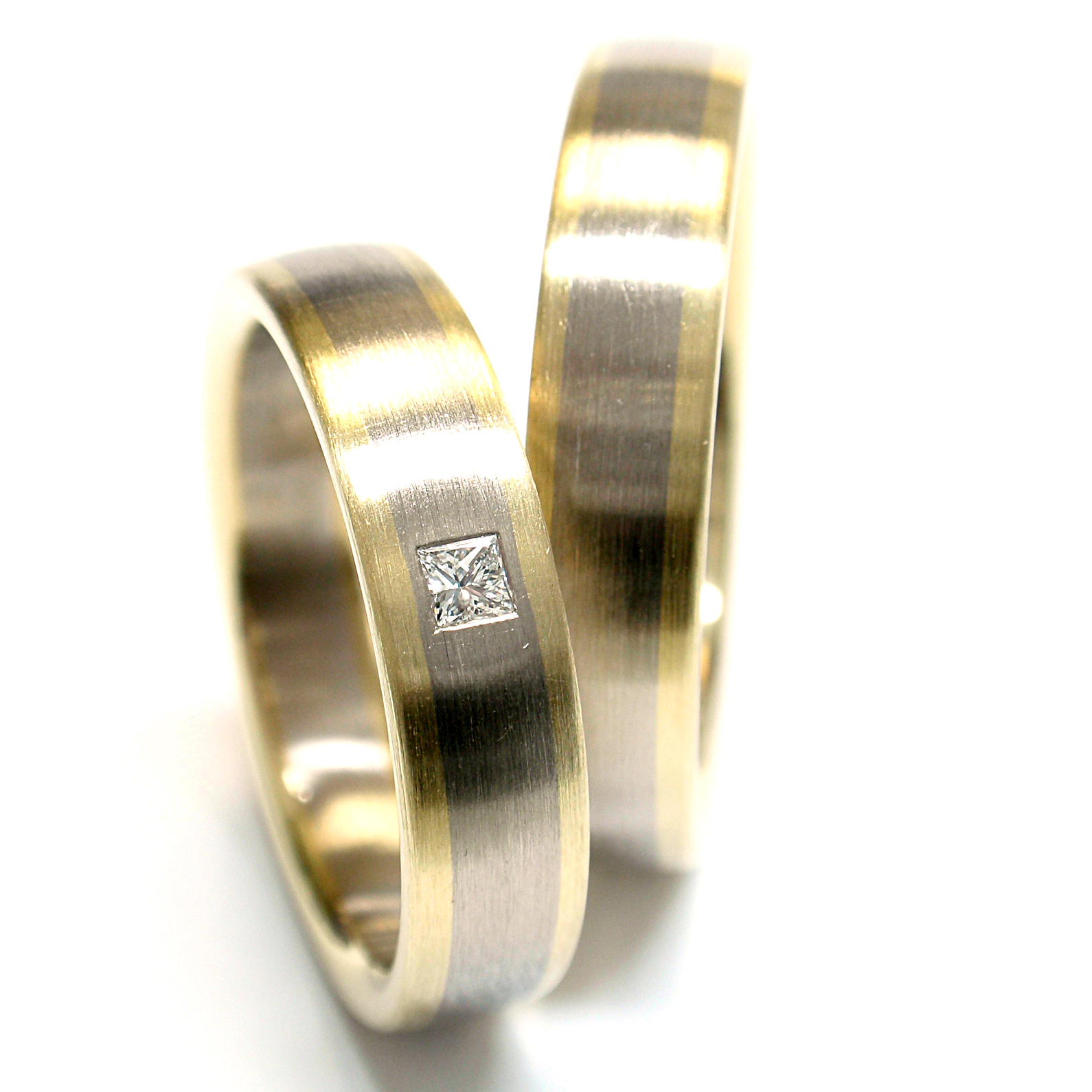Bicolor-Trauringe mit Prinzess-Diamant Bicolor-Trauringe mit Prinzess-Diamant