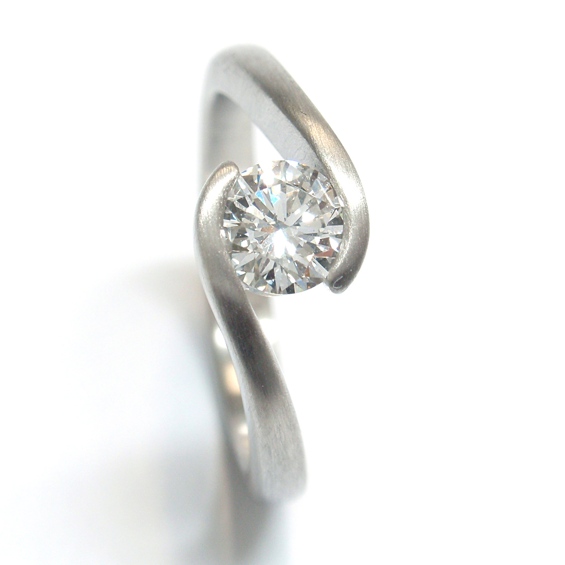 Platin-Damenring mit leichten Schwung Platin-Damenring mit leichten Schwung