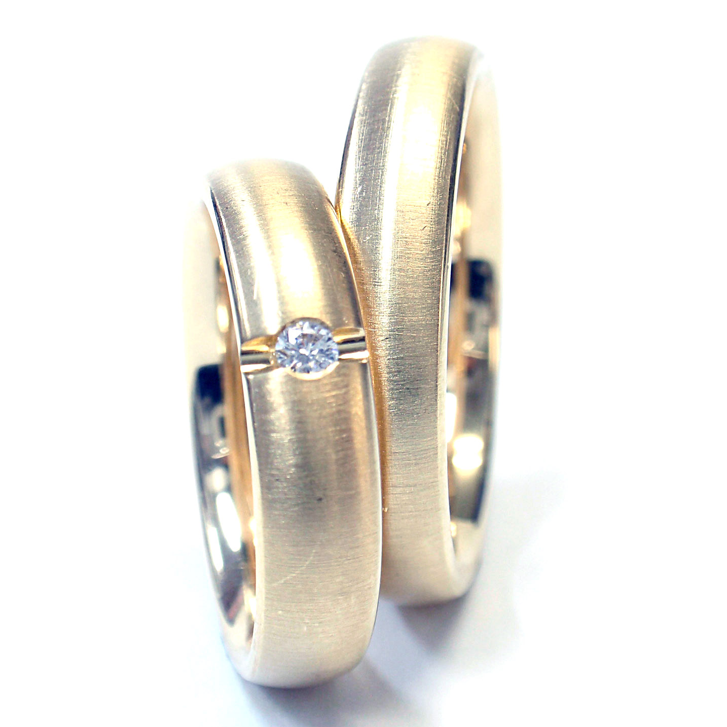 Trauringe mit Glanzfuge aus Gelbgold Trauringe mit Glanzfuge aus Gelbgold