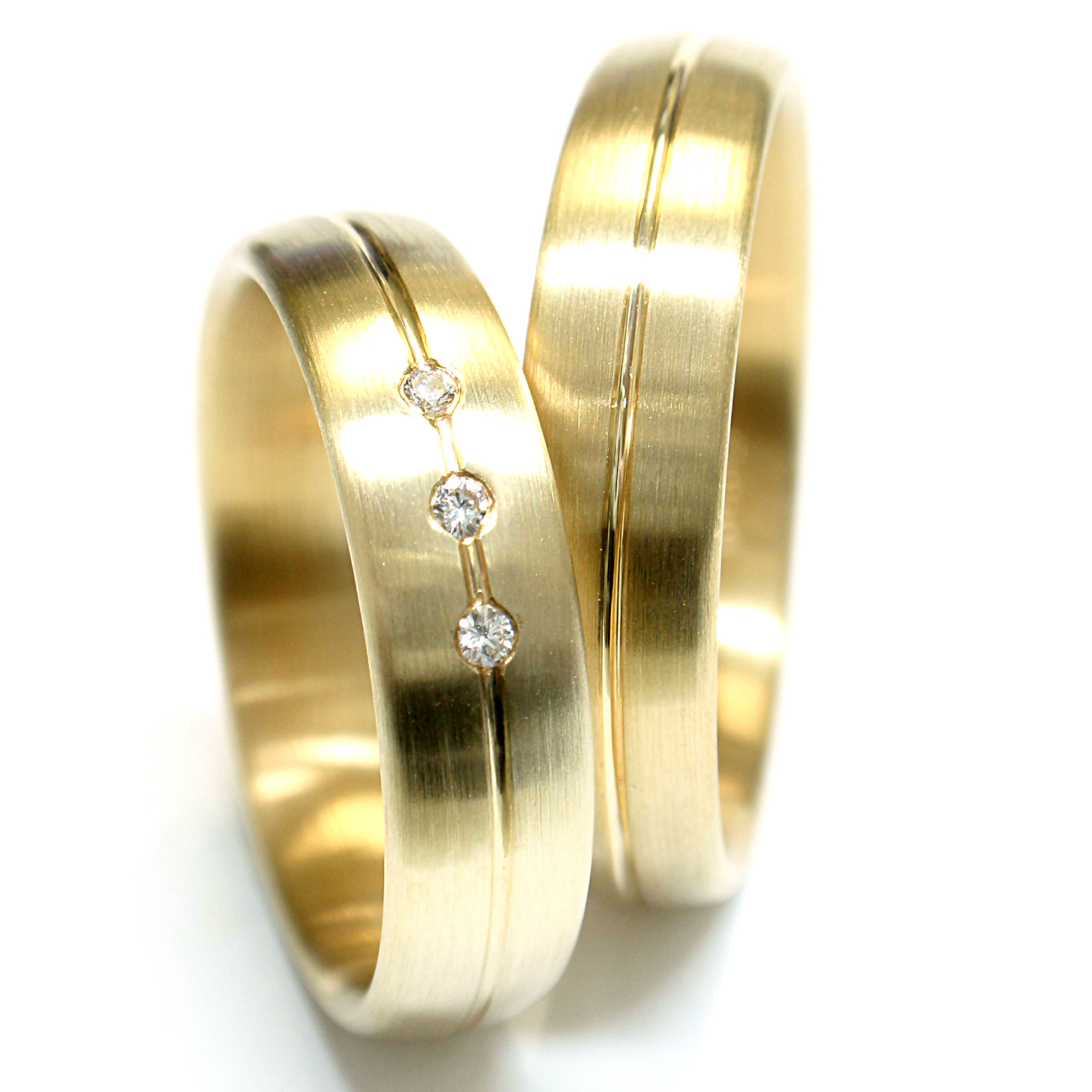 Klassische Trauringe mit Glanzrille Klassische Trauringe mit Glanzrille