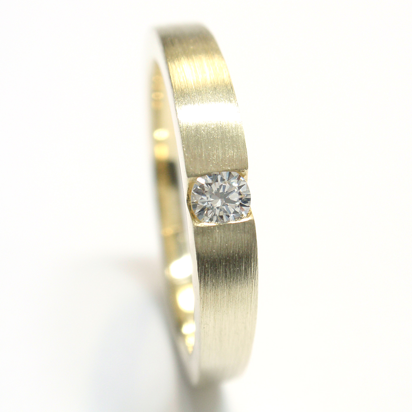 Moderner Damenring mit Brillant Moderner Damenring mit Brillant