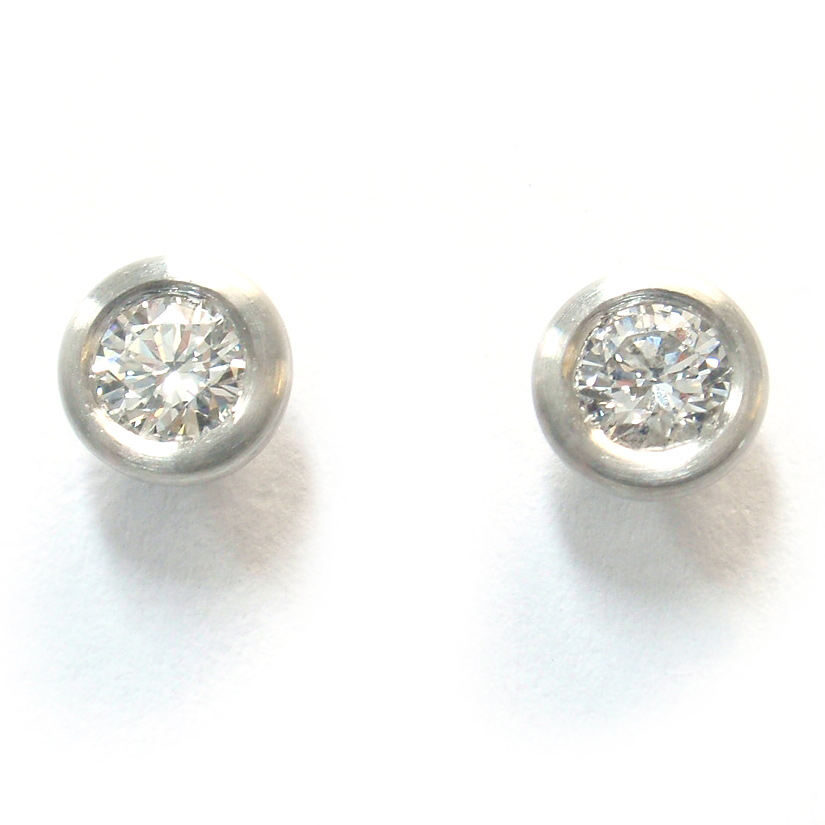 Platin-Brillantstecker in klassischer Form Platin-Brillantstecker in klassischer Form