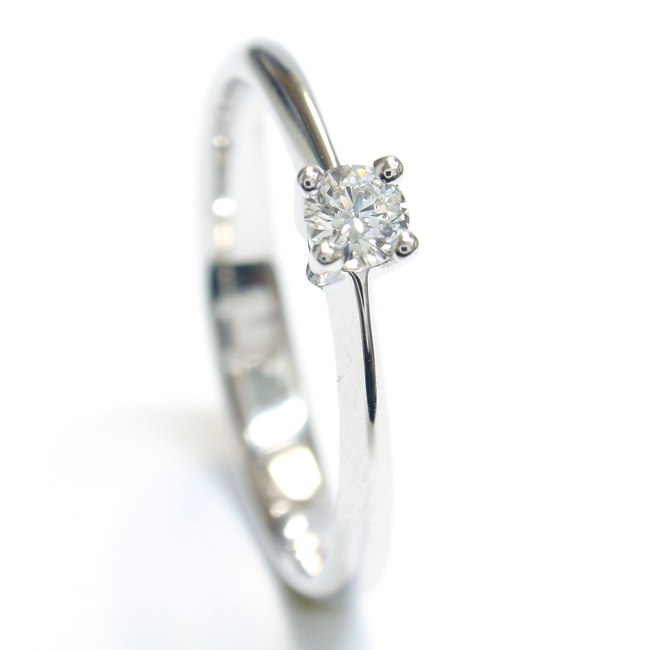 Eleganter klassischer Damen-Platinring Eleganter klassischer Damen-Platinring