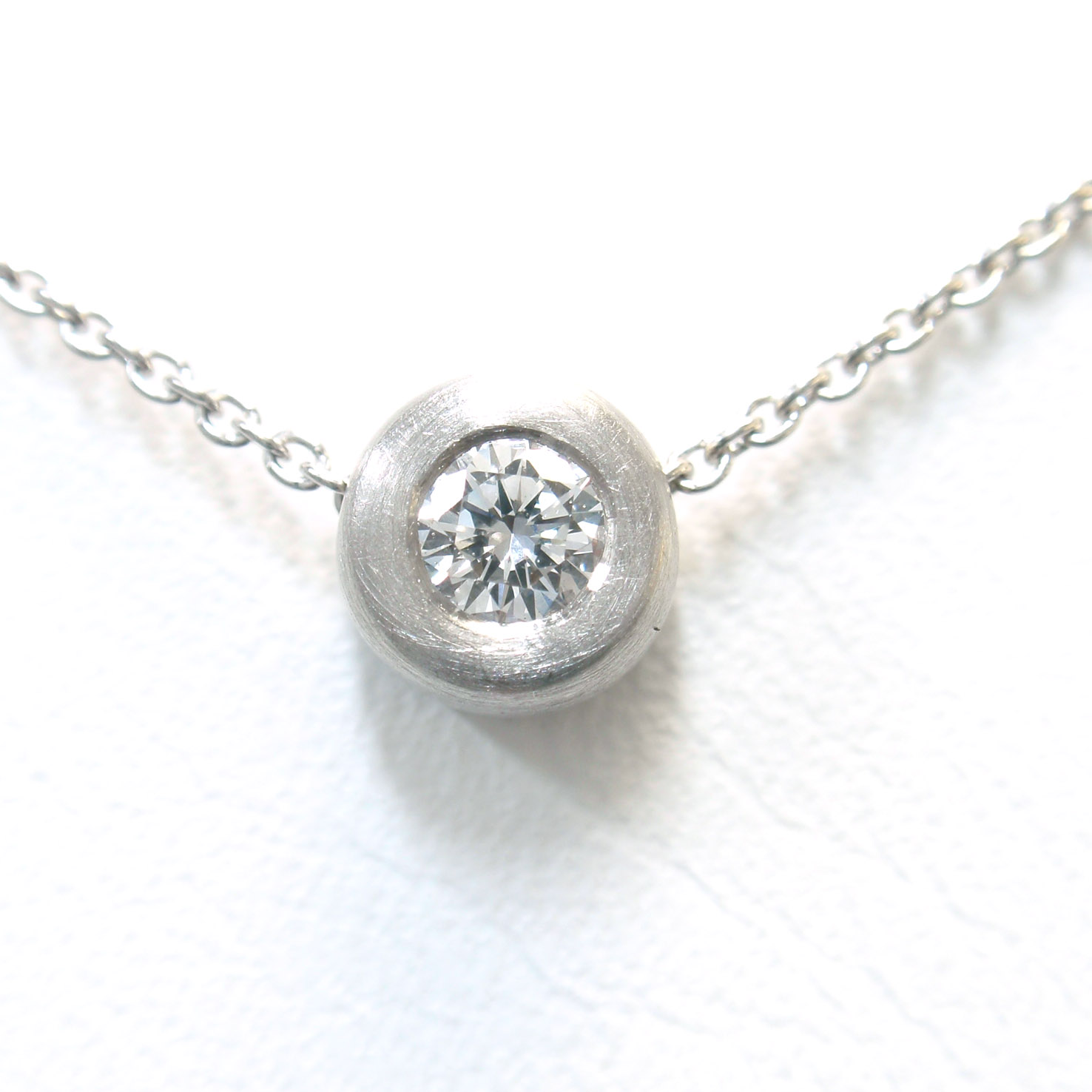 Collier aus Platin mit Brillant